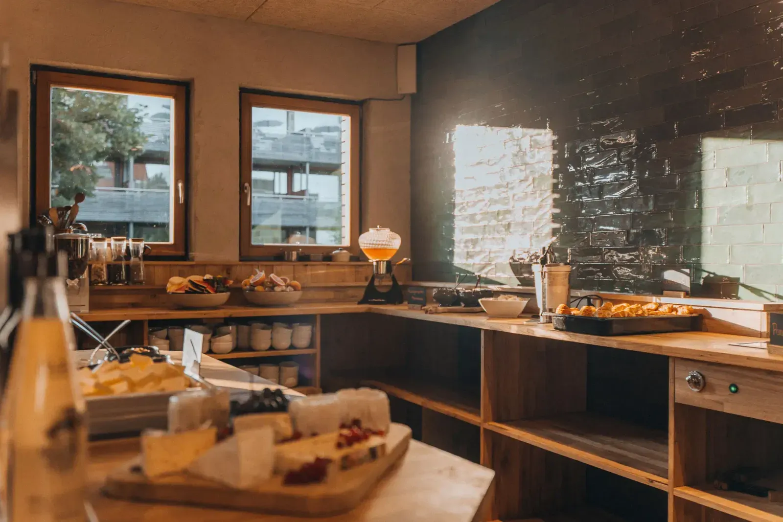 Frühstücksbuffet mit Brot, Aufschnitt und Getränken