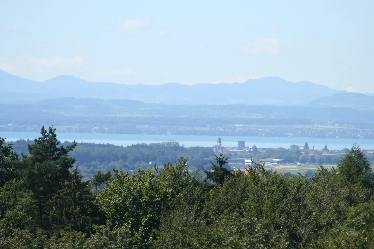 Blick über Landschaft und Bodensee vom Gut Hügle