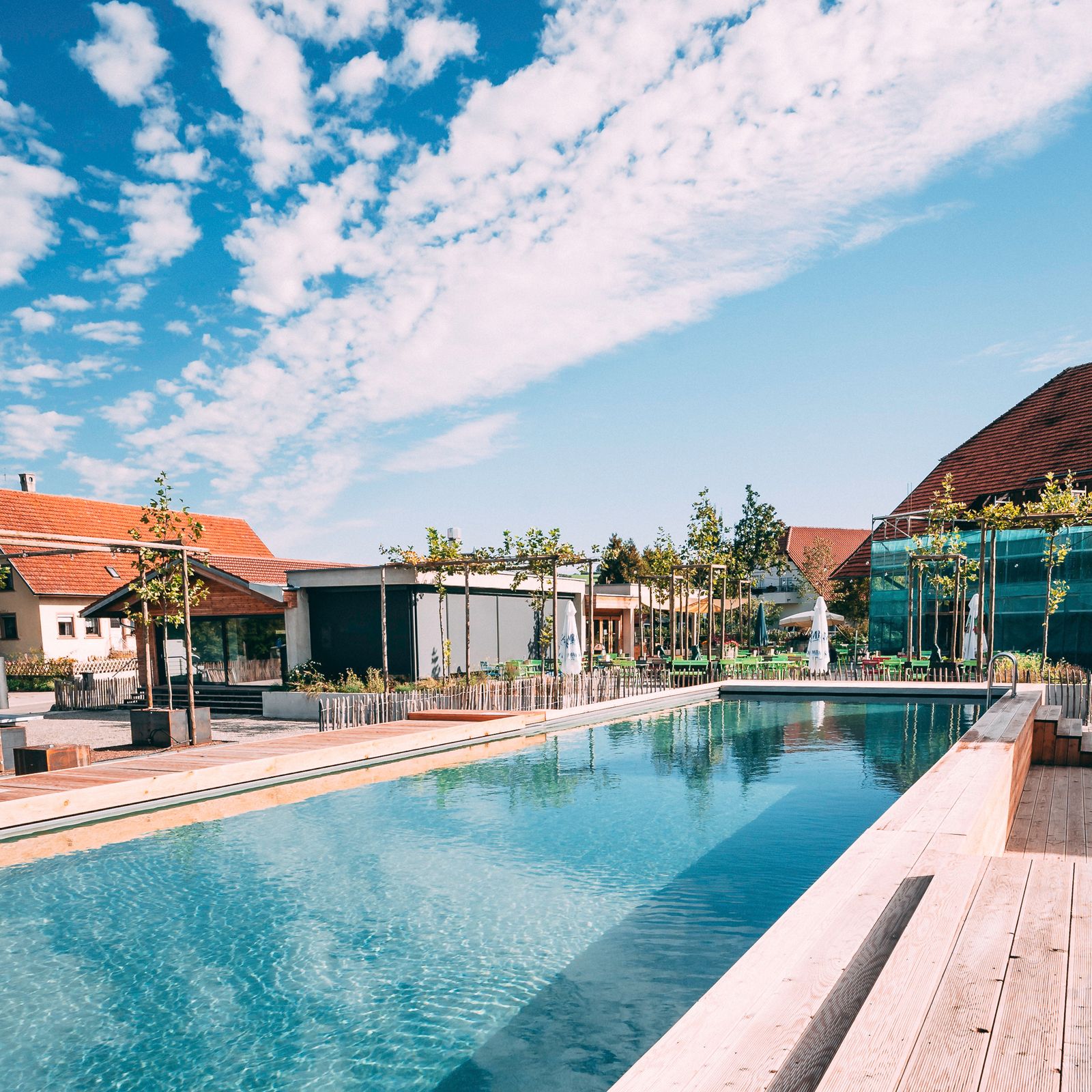 Außenbereich des Erlebnishofs mit Pool und Hofgebäuden