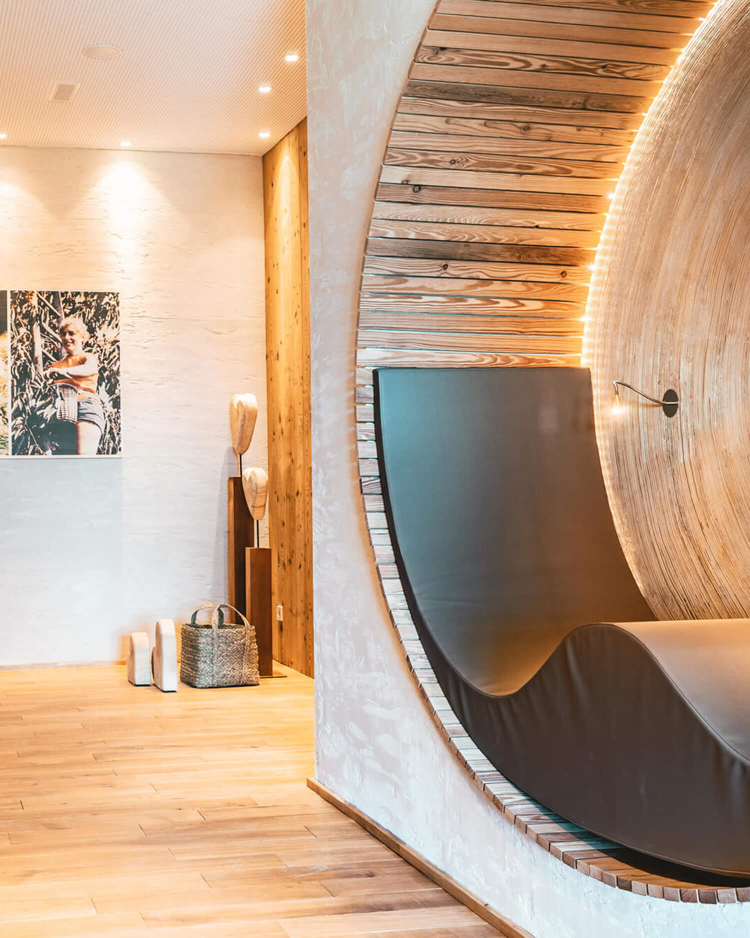 Innenbereich des Familien-SPA mit runder Holz-Ruheliege